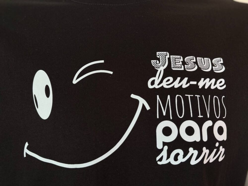 T-Shirt Jesus deu-me motivos para sorrir Preta (FJU) - Image 2